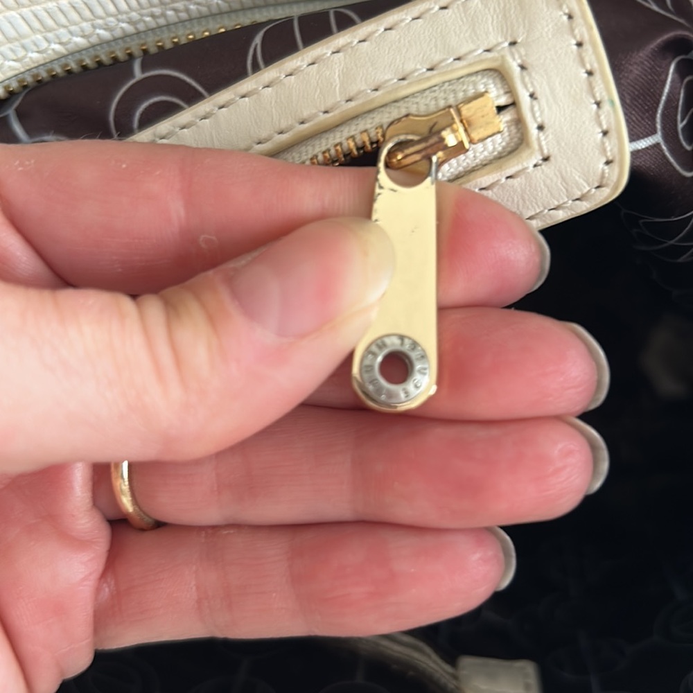 Classic off white Hendri Bendel tote - Picture 6 of 6
